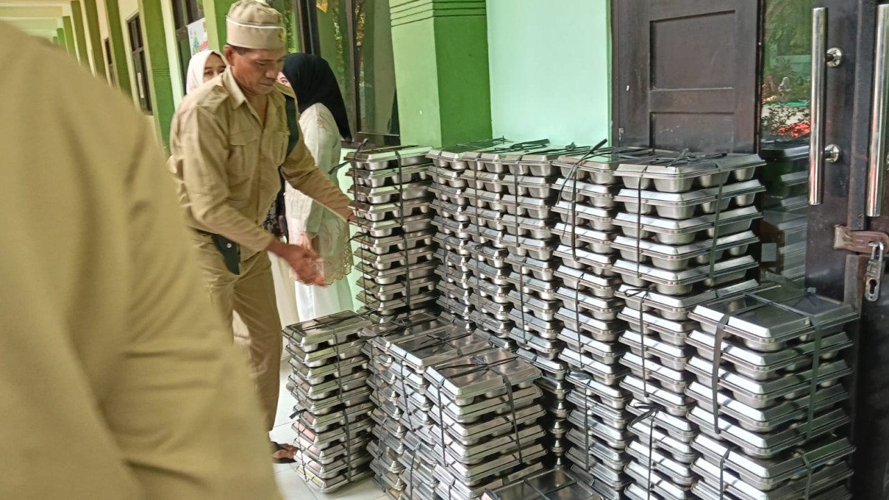 Hari Sumpah Pemuda, SPPG di Lamongan Bagikan MBG Dengan Kostum Tradisional