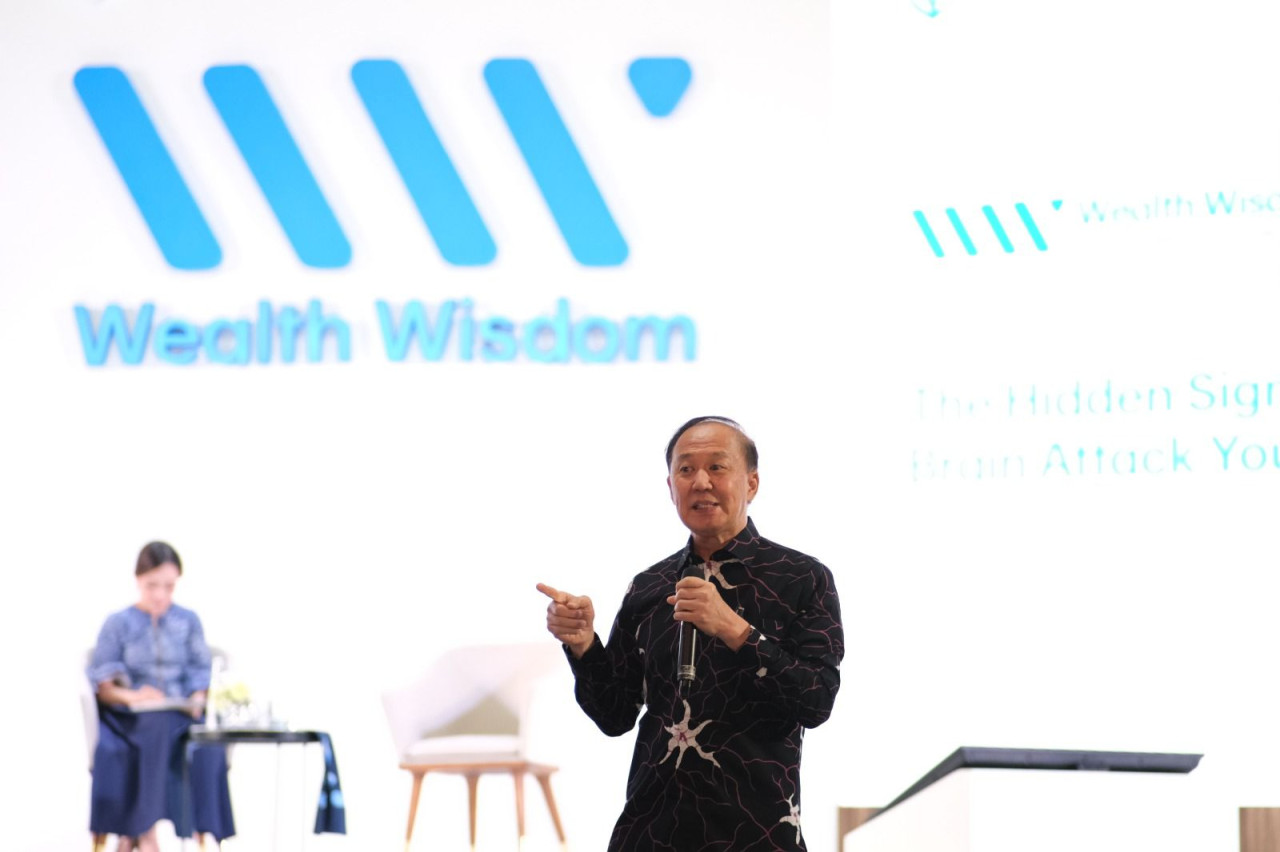 Prof. Dr. dr. Eka J. Wahjoepramono, Sp.BS., Ph.D, Profesor Bedah Saraf Siloam Hospitals dalam Wealth Wisdom 2025 di Surabaya. (dok. Wealth Wisdom 2025)