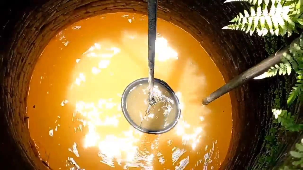 Foto: Kondisi sumur warga di Trenggalek yang keruh. (Bramanta/jatimnow.com)