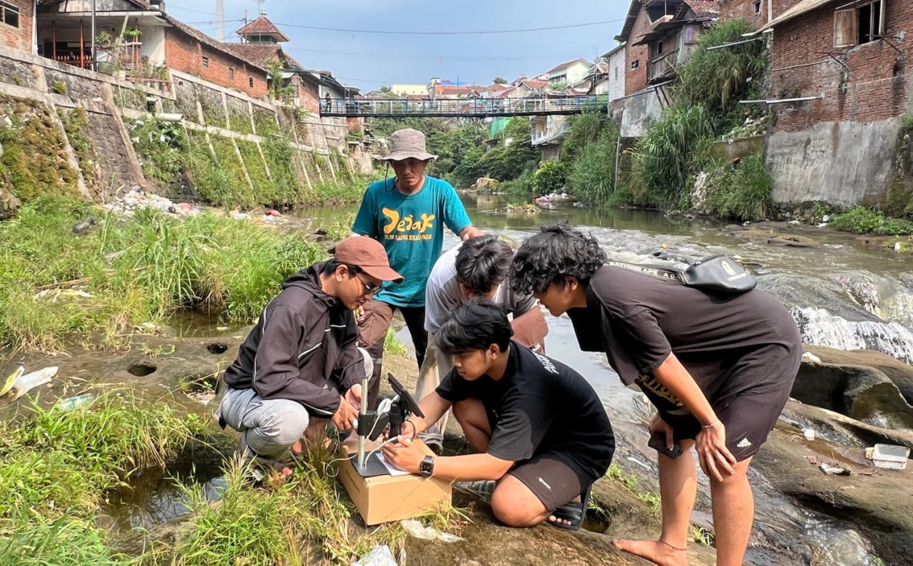 Aktivis lingkungan dari Komunitas Brantas Mbois dan jaringan relawan JEJAK melakukan susur sungai dan penelitian mikroplastik. (Foto/jatimnow.com)