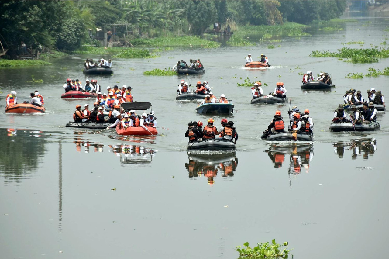 Prajurit Pasmar 2 bersama masyarakat menggelar kegiatan susur sungai di Kali Surabaya, Minggu (19/10/2025). (Foto: Ainul Yakin for jatimnow.com)