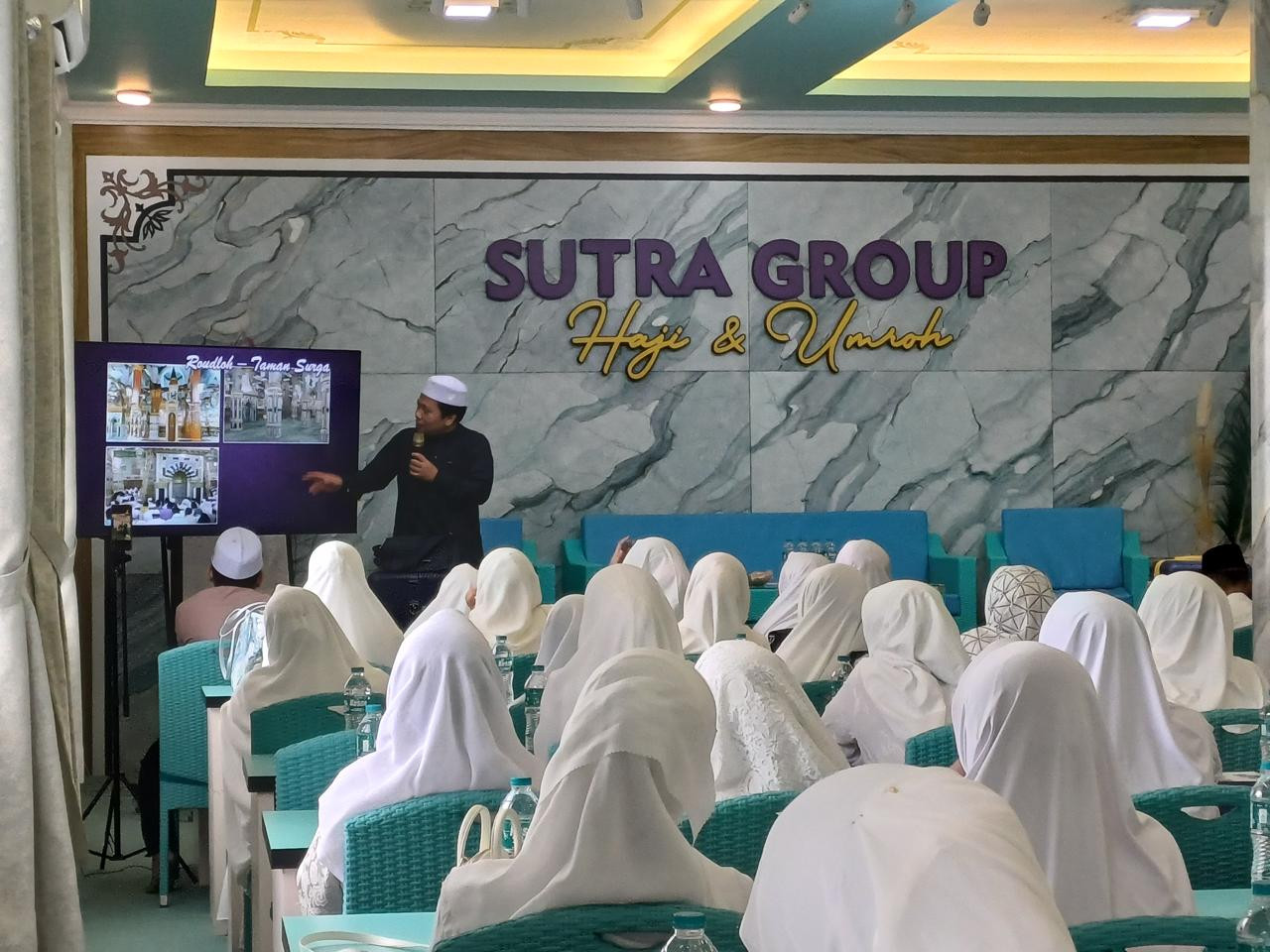 Kegitan keseharian di Sutra Tour manasik calon jamaah umrah. (Foto: Adyad Ammy Iffansah/jatimnow.com)