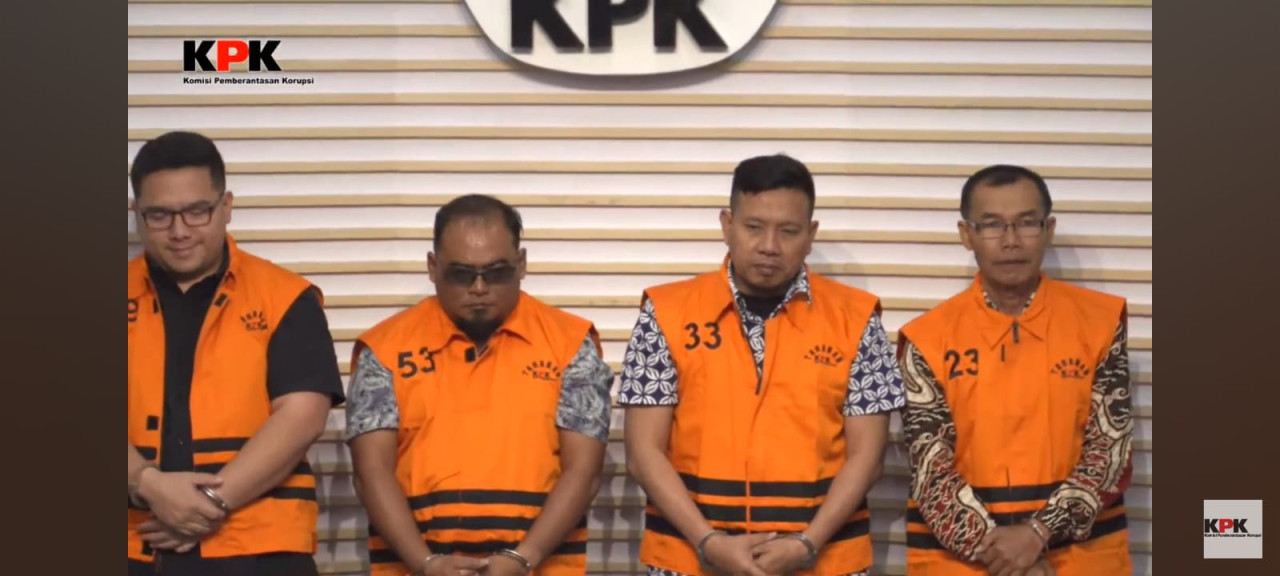 Foto: Sukar (paling kanan) saat dirilis sebagai tersangka oleh KPK. (Youtube KPK/jatimnow.com)