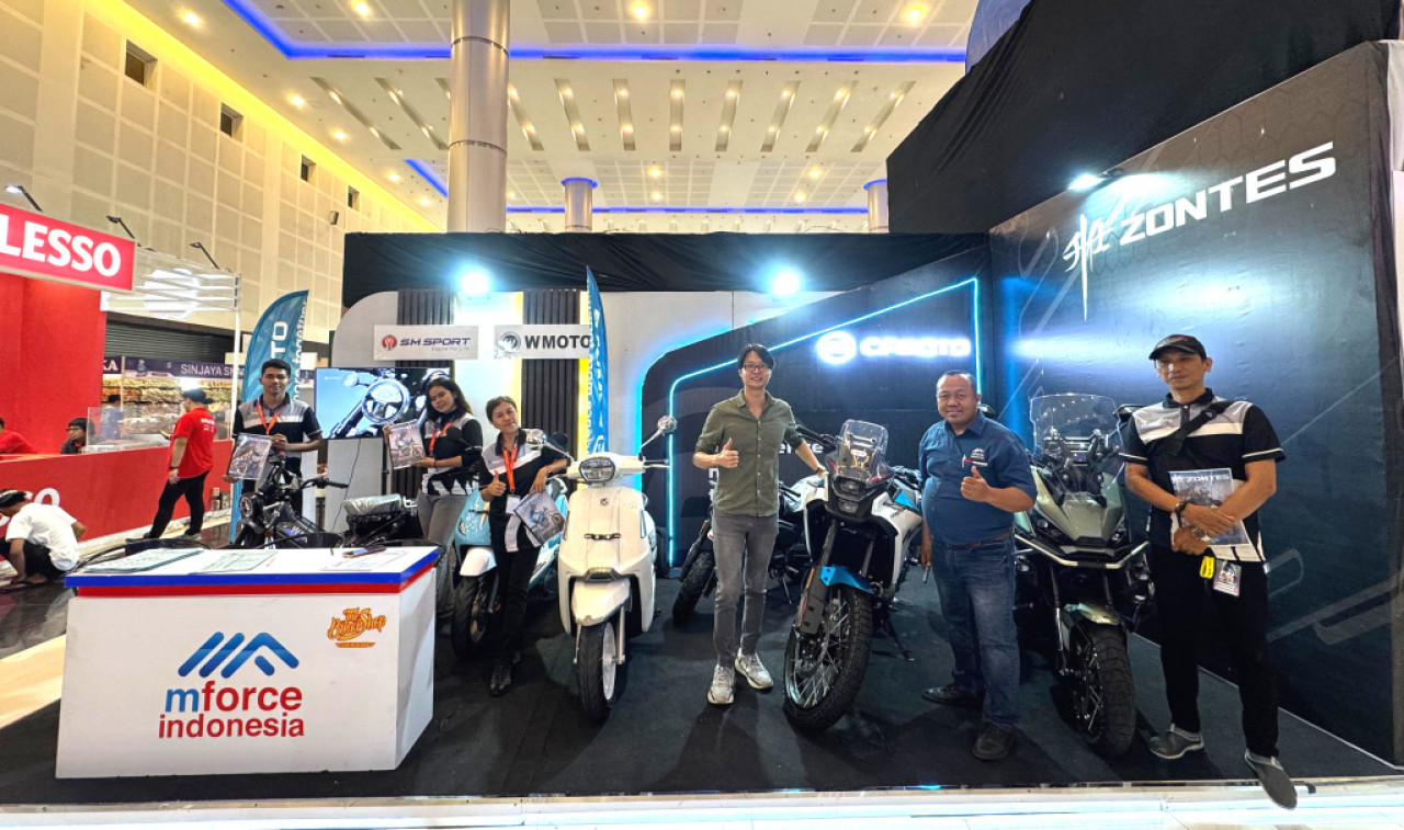 Booth The Biker Shop Indonesia di area pameran otomotif Grand City Convention & Exhibition Surabaya mulai 9–19 Oktober 2025. (Foto/jatimnow.com)