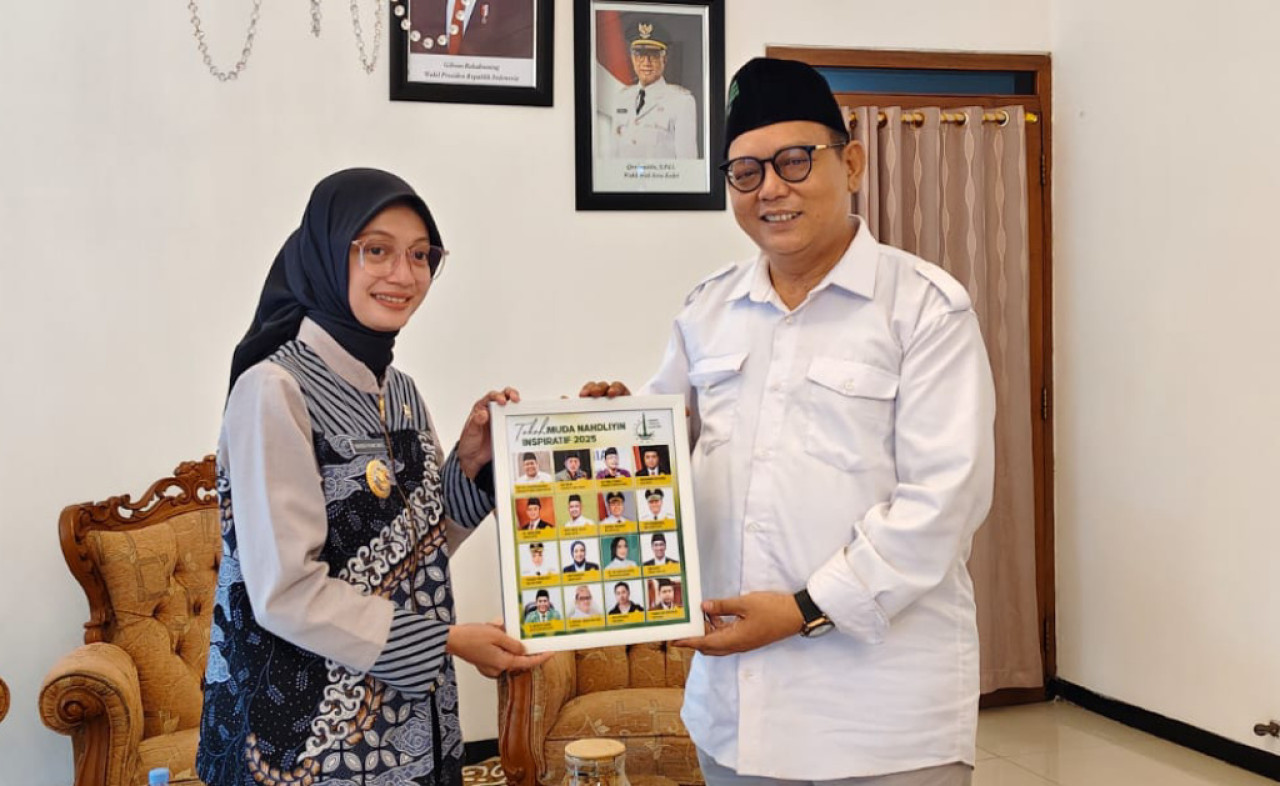 Ketua FJN, Didi Rosadi, menyerahkan penghargaan kepada Wali Kota Kediri, Vinanda Prameswati. (Foto/Dok. FJN)