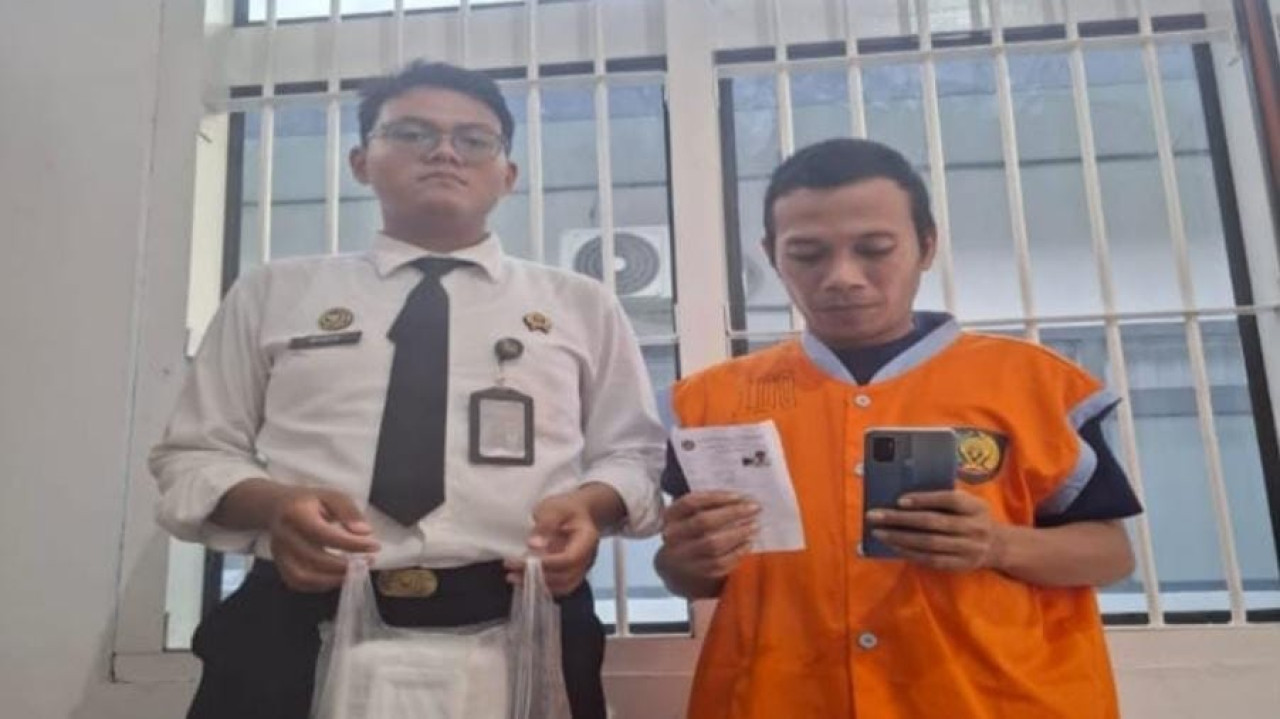 Foto: Warga binaan Lapas Tulunagung yang menerima kiriman handphone. (Lapas Tulungagung/jatimnow.com)