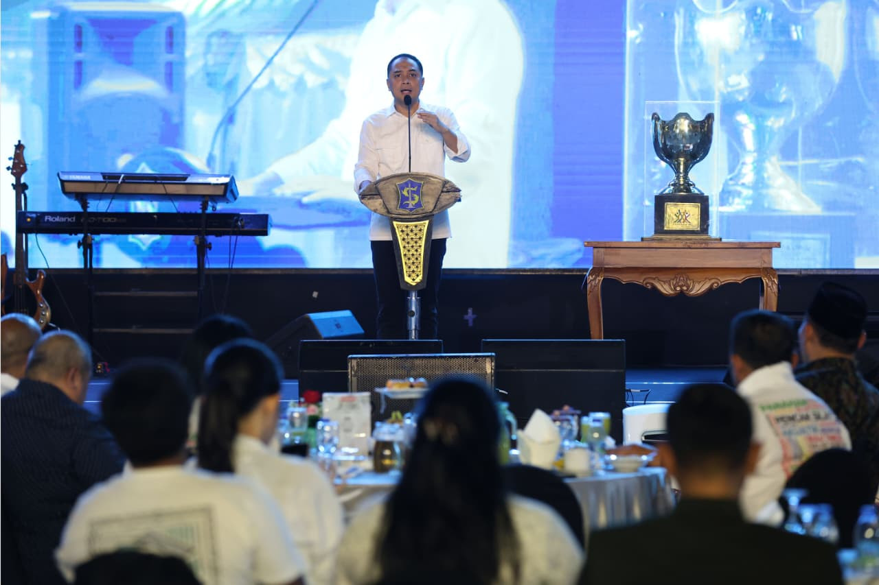 Eri Cahyadi saat menyerahkan bonus atlet Porprov 2025 (foto-foto: Humas Pemkot Surabaya for jatimnow.com)