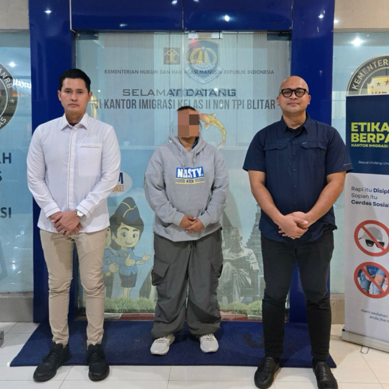 Foto: WNA asal Malaysia saat hendak dideportasi kantor imigrasi Blitar. (Kanim Blitar/jatimnow.com)