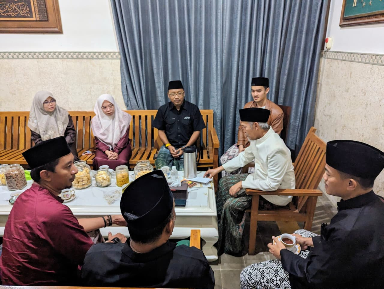 Foto: Silaturahmi komisioner KPID Jatim ke Ponpes Lirboyo. (KPID/jatimnow.com)