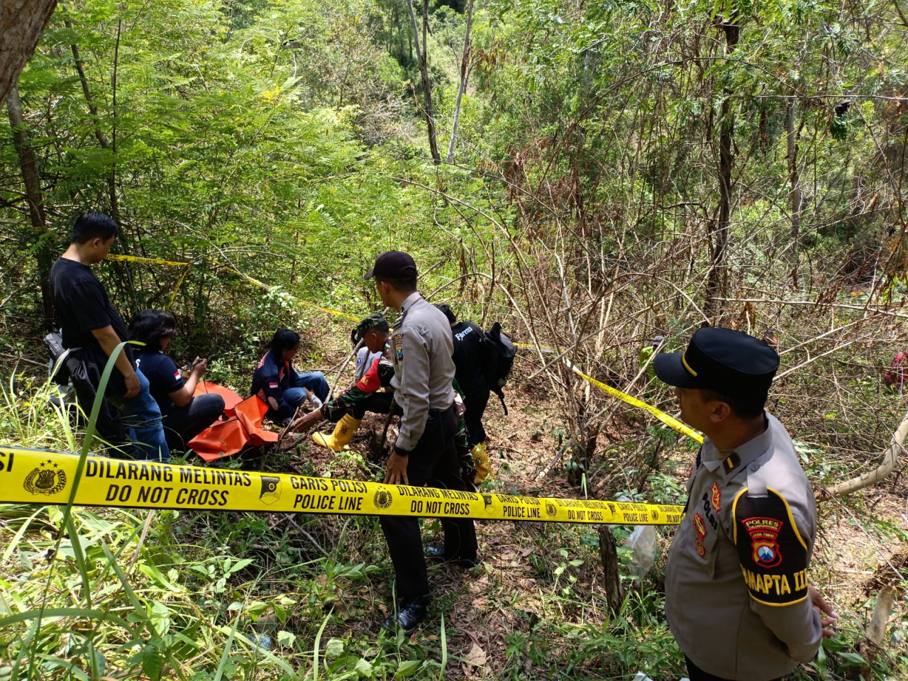 Foto: Polisi saat lakukan olah TKP di lokasi temuan kerangka manusia di Tulungagung. (Bramanta/jatimnow.com)