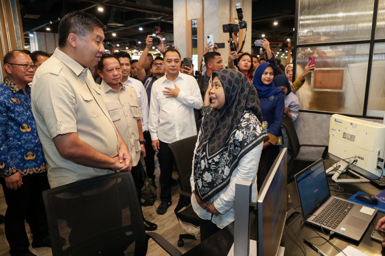 Eri Cahyadi saat mendampingi para menteri meninjau pelayanan di Siola (foto: Humas Pemkot Surabaya for jatimnow.com)
