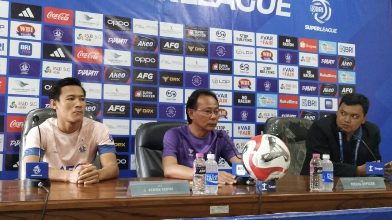 Ong Kim Swee dan Henhen dalam pre-match conference jelang lawan Semen Padang. (Foto: Persik Kediri/jatimnow.com)