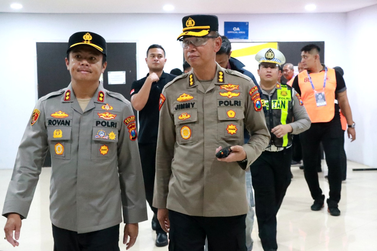 Kapolres Gresik, AKBP Rovan Richard Mahenub bersama Karoops Polda Jatim, Kombes Pol. Jimmy Agustinus Anes saat memantau pertandingan. (Foto: Humas Polres Gresik)