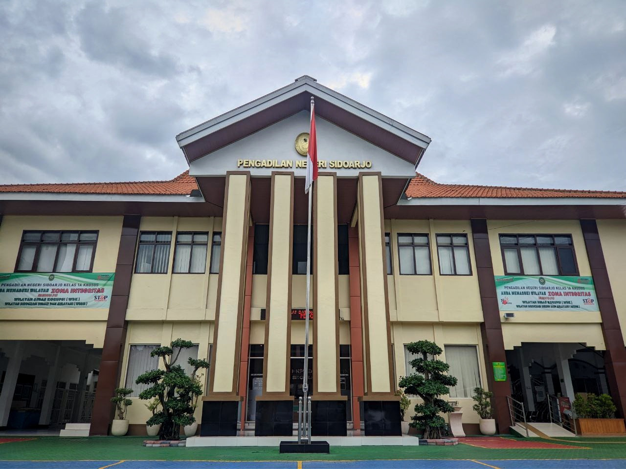 Foto: Pengadilan Negeri (PN) Sidoarjo Kelas 1A Khusus terapkan SMAP secara langsung yang ditandatangi oleh semua pihak yang berperkara. (PN Sidoarjo/jatimnow.com)
