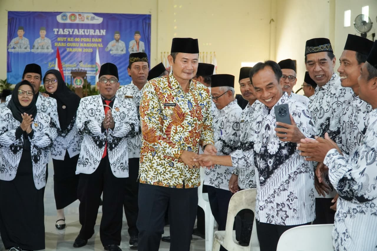Bupati Lamongan, Yuhronur Efendi saat menghadiri peringatan HGN dan HUT PGRI. (Foto: Humas Pemkab Lamongan for jatimnow.com)