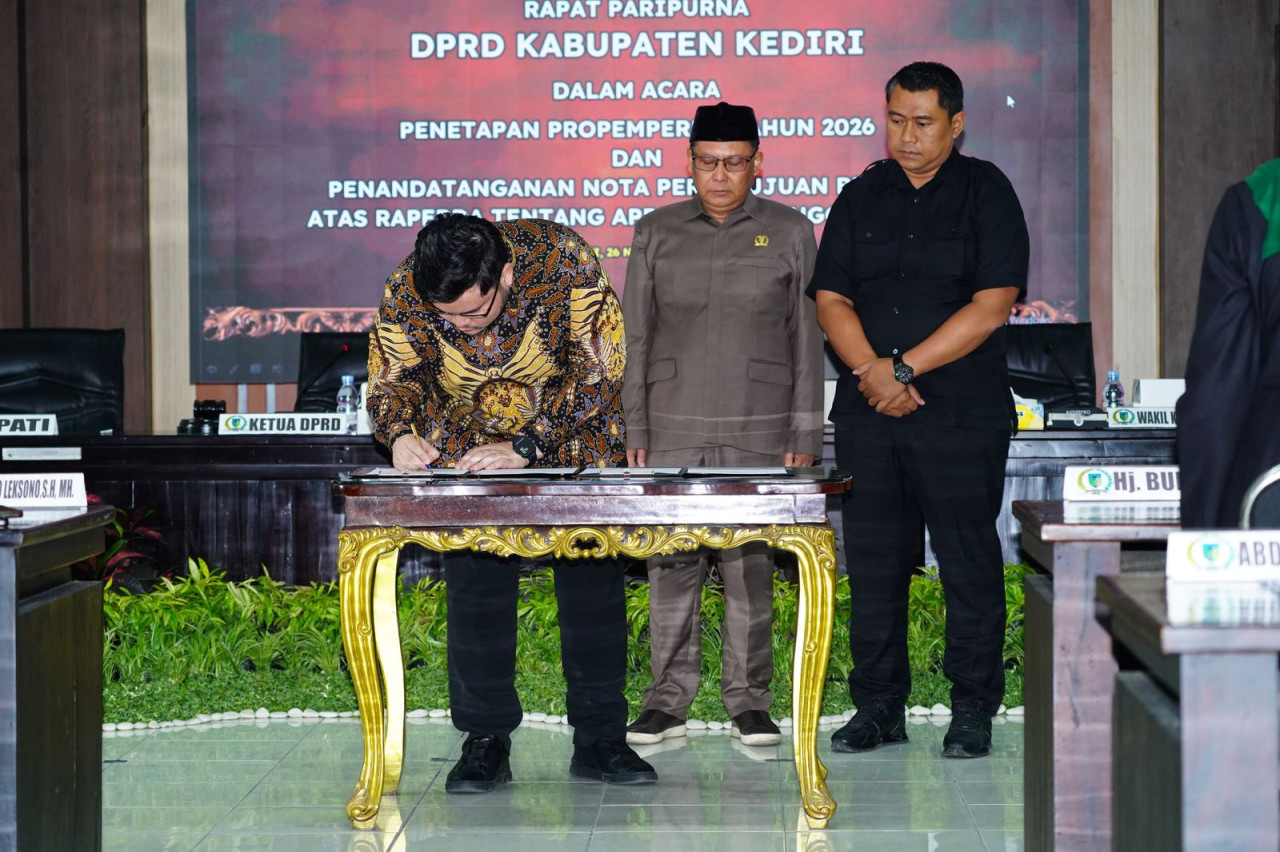 Mas Dhito saat tandatangani persetujuan Raperda 2026. (Foto: Pemkab Kediri/jatimnow.com)