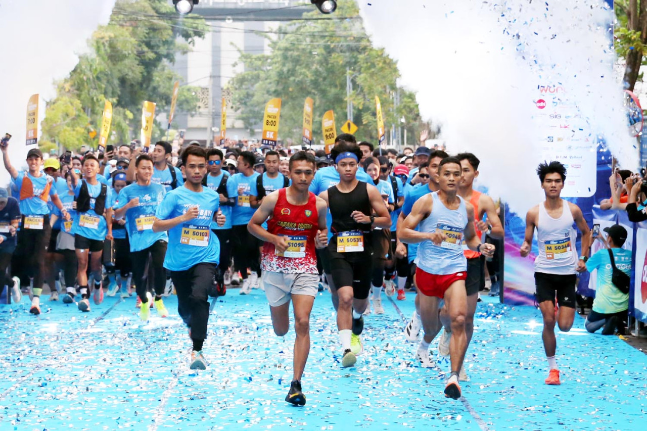 Pelari mengikuti Surabaya ITS Run Festival 2025 dengan start dan finish di Balai Kota Surabaya pada Minggu (02/11/2025). (Foto: Ali Masduki/jatimnow.com)