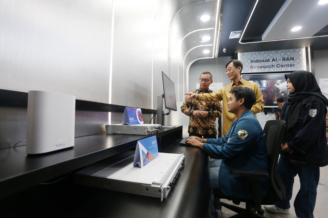 Mahasiswa menjajal fasilitas di AI-RAN Research Center, di kantor Indosat di Kayoon, Surabaya, Rabu (12/11/2025). (Foto: Ali Masduki/jatimnow.com)