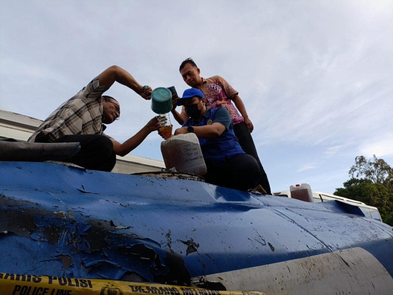 Polres Tulungagung Ambil Sampel Solar dari Truk yang Terguling