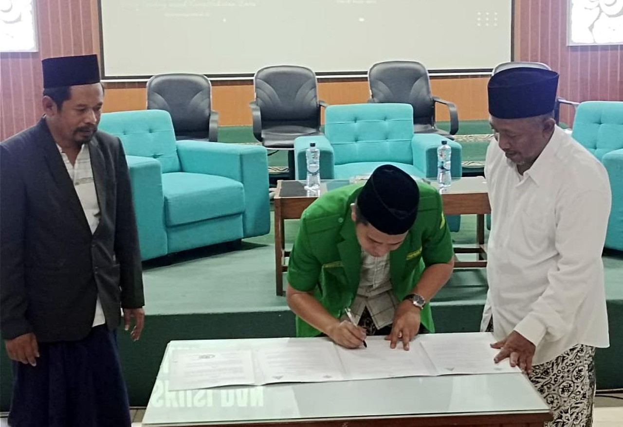 Ketua PW GP Ansor Jawa Timur, H. Musaffa Safril, menandatangani Nota Kesepahaman (MoU) dengan Universitas Al-Qolam Malang dan Universitas Alfalah As-Sunniyah Jember. (Foto: GP Ansor for JatimNow.com)