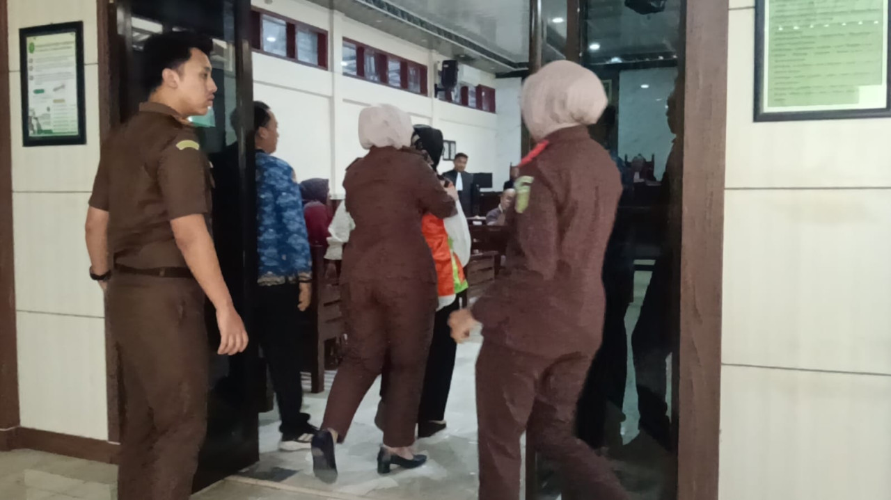 Terdakwa arisan bodong di Lamongan saat memasuki ruang sidang. (Foto: Adyad Ammy Iffansah/jatimnow.com)