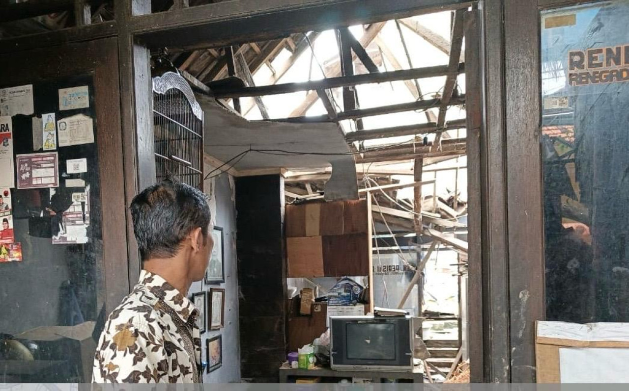 Kondisi atap roboh di Bubutan Surabaya. (Foto: DPKP/jatimnow.com)