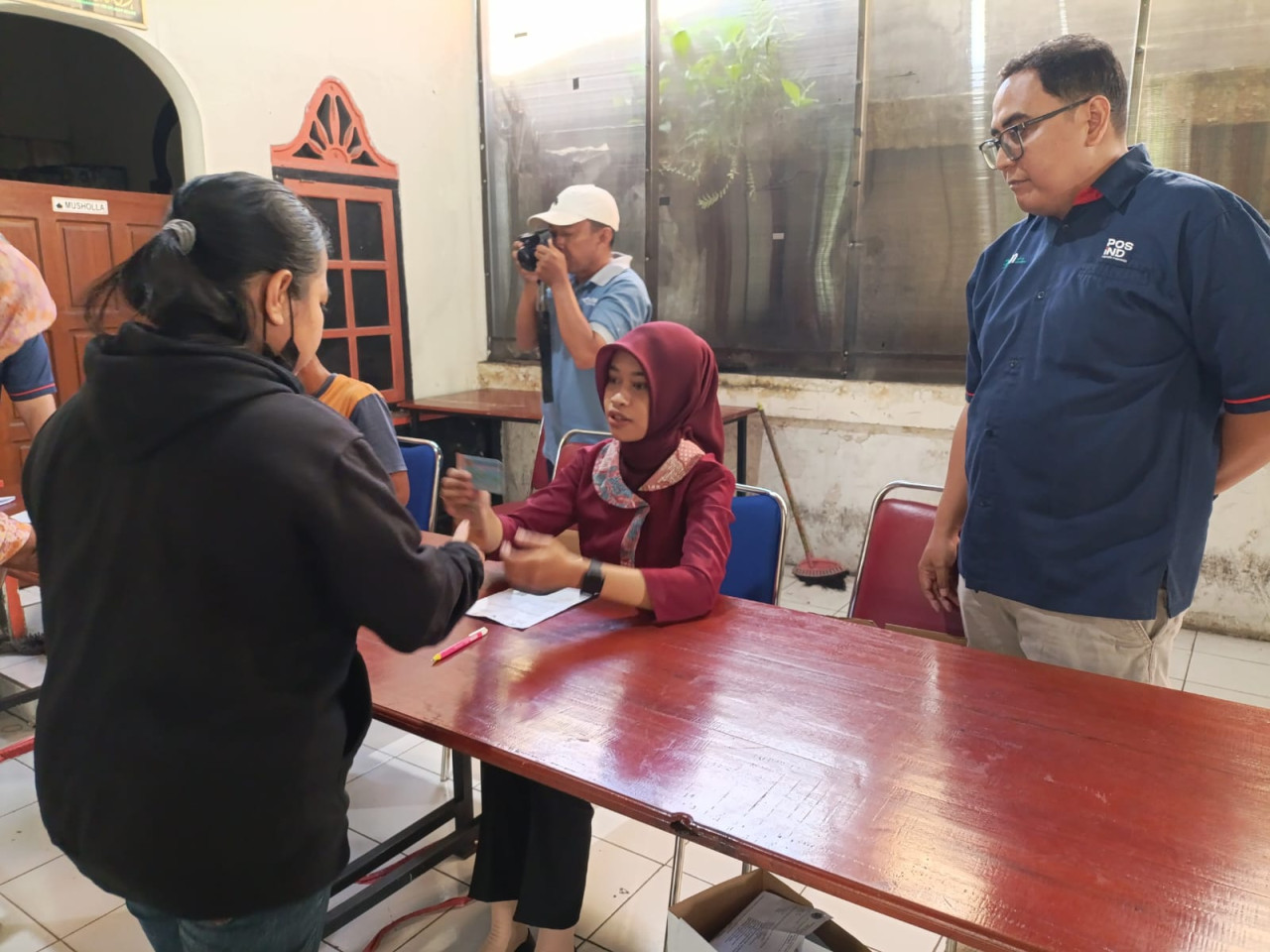 Foto: Pencairan BLT Kesra di Kantor Pos Tulungagung. (Bramanta/jatimnow.com)