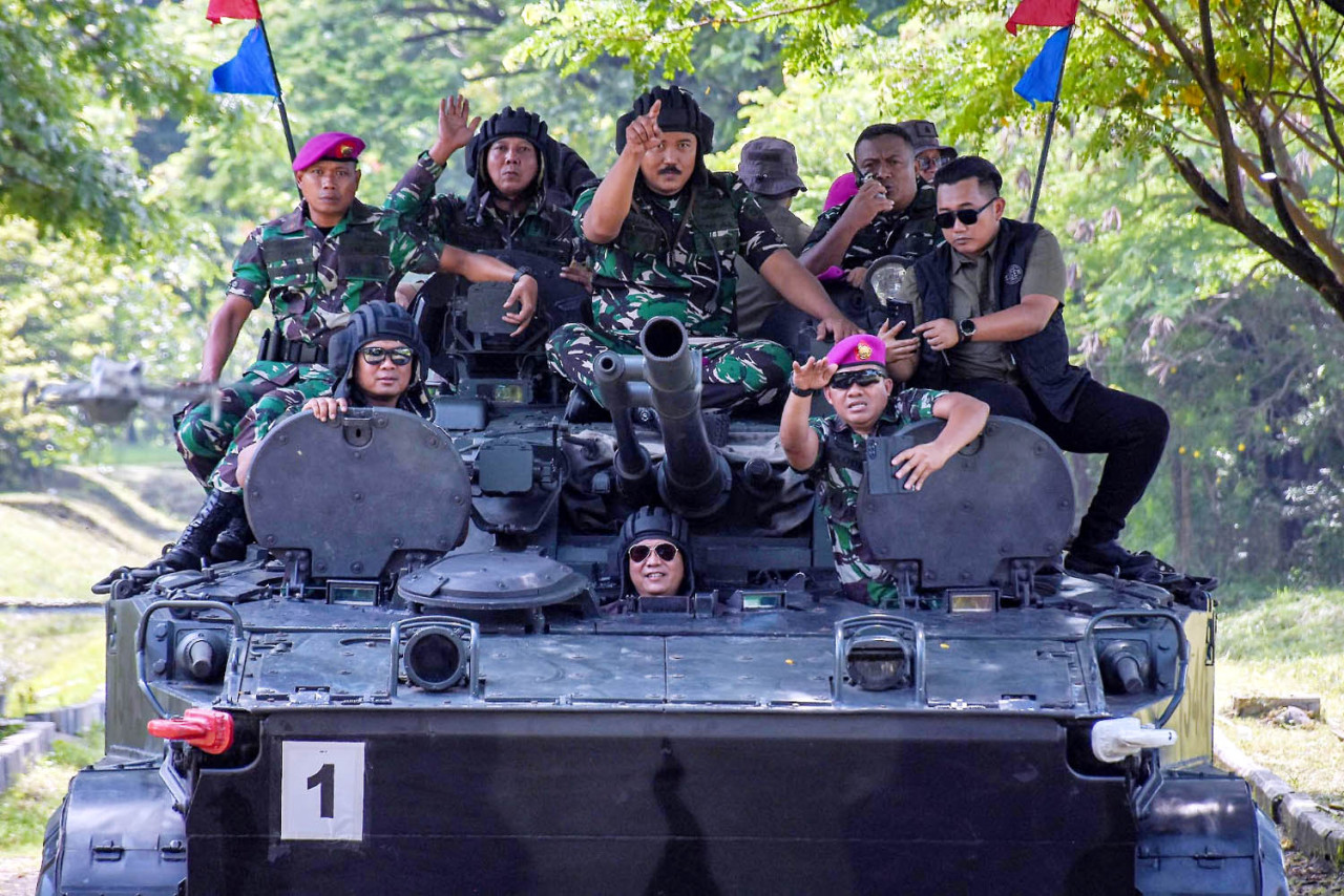 Kajati Jatim, Kuntadi, merasakan sensasi mengendarai kendaraan tempur BMP-3F dalam acara penyematan brevet kehormatan Kavaleri Korps Marinir di Kesatrian Marinir Sutedi Senaputra Karang Pilang, Surabaya, Selasa (25/11/2025). (Foto: Ainul Yakin for JatimNo