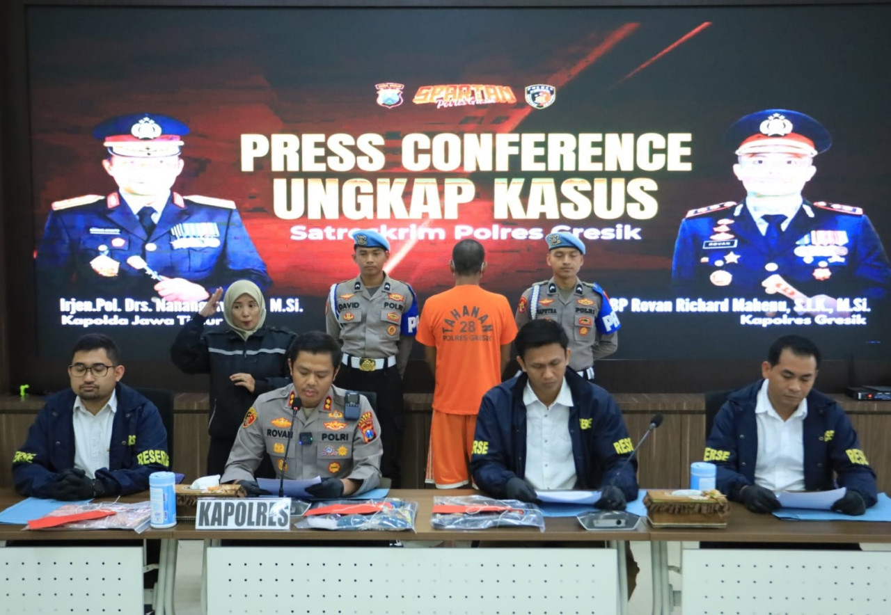 Kapolres Gresik AKBP Rovan Richard Mahenu saat press conference ungkap kasus tindak asusila ayah terhadap anak kandung. (Foto: Humas Polres Gresik)