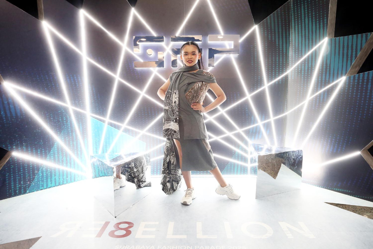 Candida Ardelle Aurelia berpose usai tampil di panggung Surabaya Fashion Parade (SFP) 2025 . (Foto: Ali Masduki/jatimnow.com)