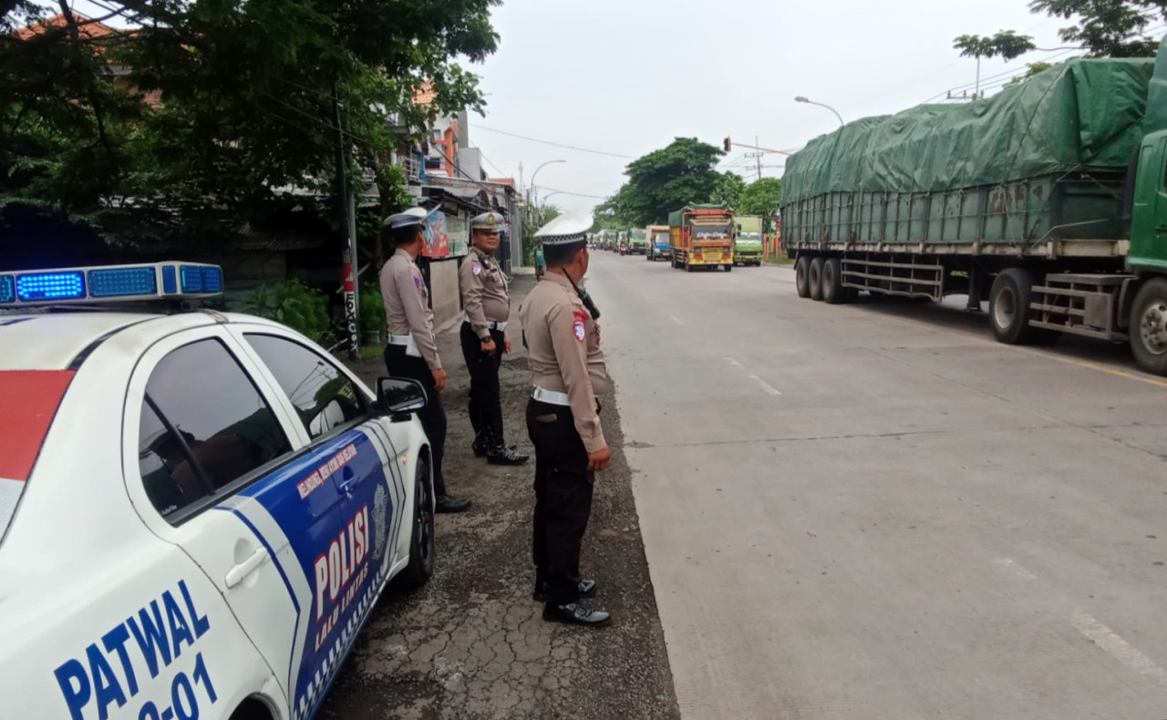 Petugas Satlantas Polres Gresik saat patroli di jalur rawan kecelakaan atau blackspot, di kawasan Duduk Sampeyan. (Foto: Humas Polres Gresik)