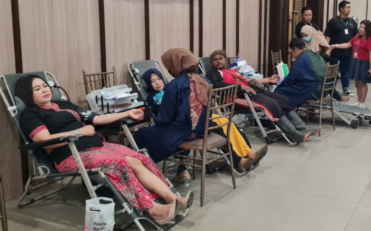 MYZE Hotel Sumenep tunjukkan komitmen sosial dengan menggelar donor darah dan pemeriksaan mata gratis.(Foto: MYZE Hotel for JatimNow.com)