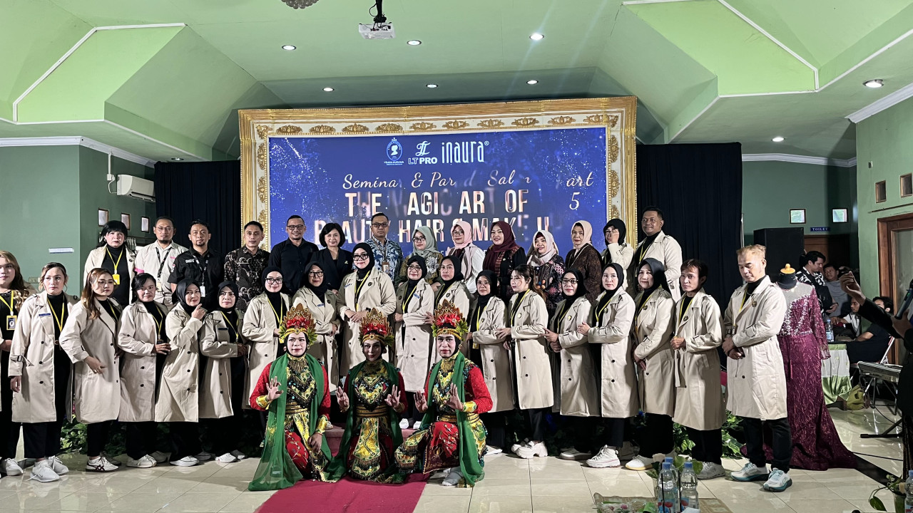 Foto: DPC Tiara Kusuma Lamongan disela-sela kegiatan seminar dan parade salon. (Adyad Ammy Iffansah/jatimnow.com)