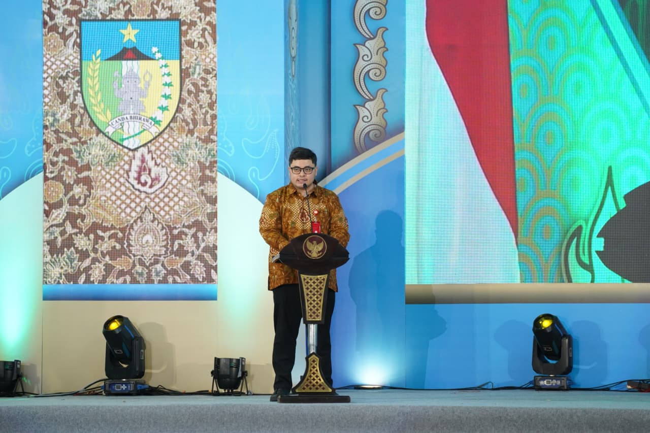 Mas Dhito dalam acara pengukuhan pengurus Dewan Kerajinan Nasional Daerah (Dekranasda) Kabupaten Kediri periode 2025-2030 di Convention Hall. (Foto: Pemkab Kediri/jatimnow.com)