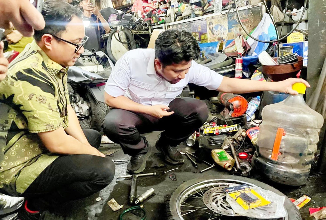 Wakil Gubernur Jawa Timur, Emil Elistianto Dardak, melakukan tinjauan langsung ke Bengkel Libra Motor di Surabaya. (Foto: Pertamina for JatimNow.com)
