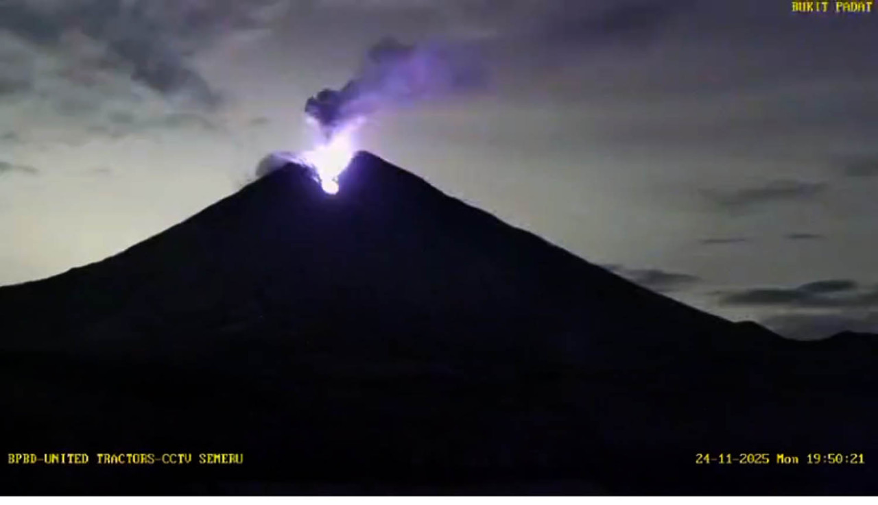 Rekaman dramatis ini memperlihatkan cahaya letusan yang terang di puncak kawah dan semburan asap yang membumbung ke langit. (Foto/Tangkapan layar CCTV BPBD)