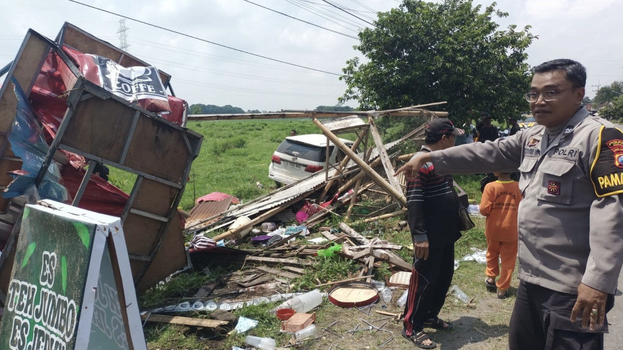 Kondisi TKP kecelakaan Fortuner yang menabrak warung dan gerobak pentol di Plosoklaten Kediri. (Foto: Polsek Plosoklaten/jatimnow.com)