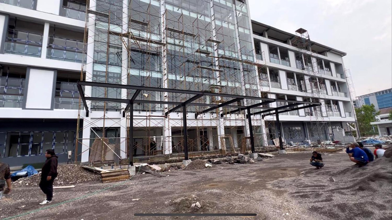 Pembangunan gedung Fakultas Kedokteran dan Kesehatan (FK) Institut Teknologi Sepuluh Nopember (ITS) terpaksa dihentikan sementara. (Foto: Ali Masduki/jatimnow.com)