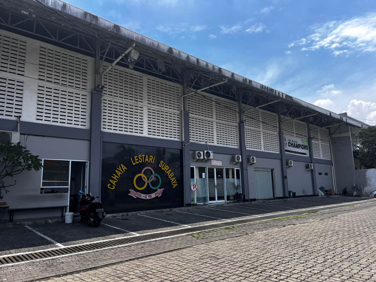 Parkir Liar Resahkan Warga di GOR CLS Dharmahusada Surabaya