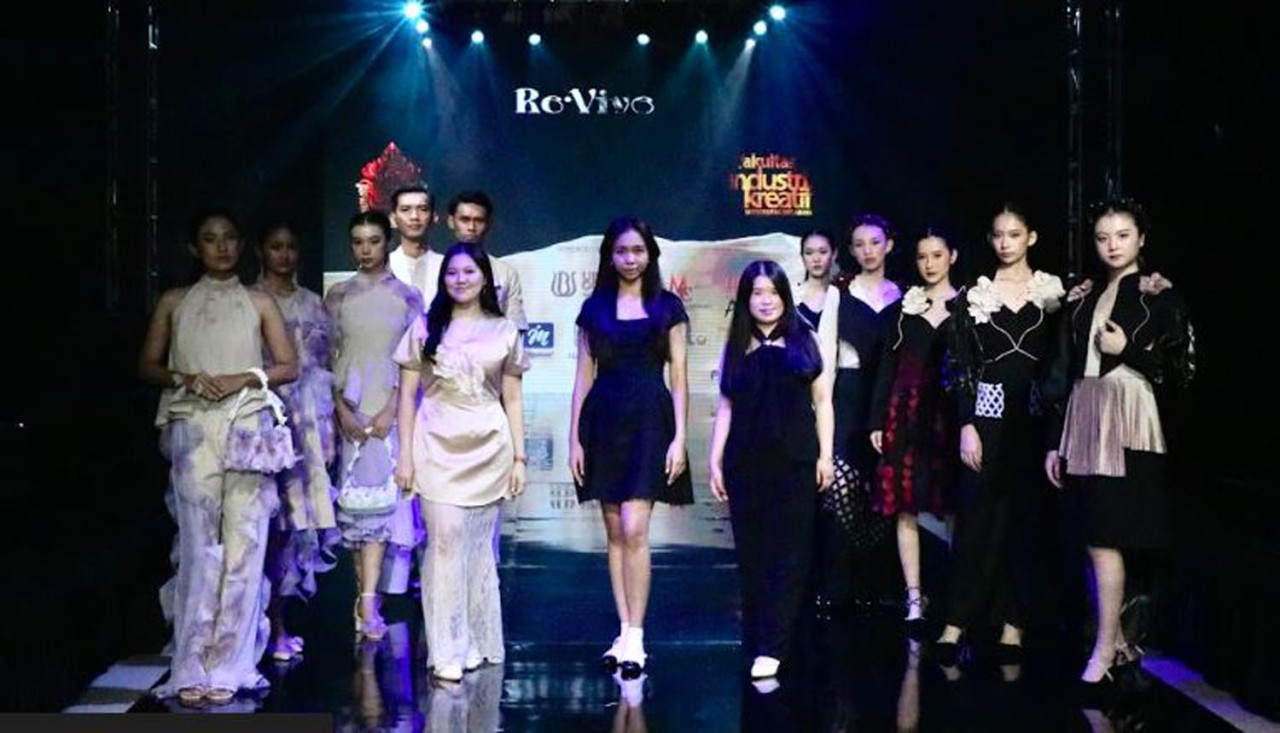 Koleksi Tranquil (kiri) dan Moira (kanan) dalam Graduation Show 2025. (Foto: Humas Ubaya for JatimNow.com)