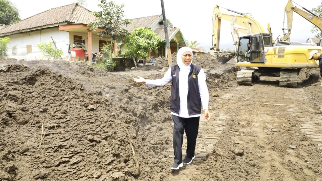 Khofifah saat meninjau dampak APG Gunung Semeru di Lumajang. (Foto: Pemprov Jatim/jatimnow.com)