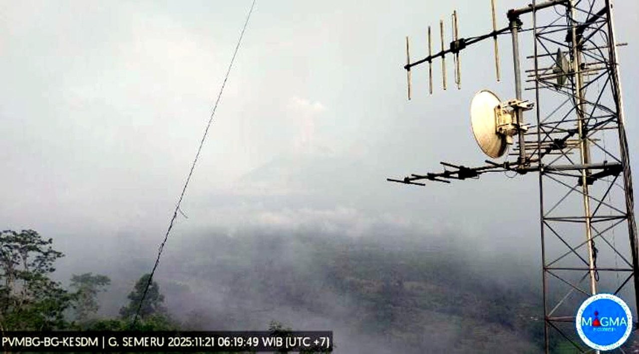 Visual Gunung Semeru pada 21 November 2025 Pukul 06:19 WIB, gunung api tertutup kabut. (Foto/Badan Geologi)