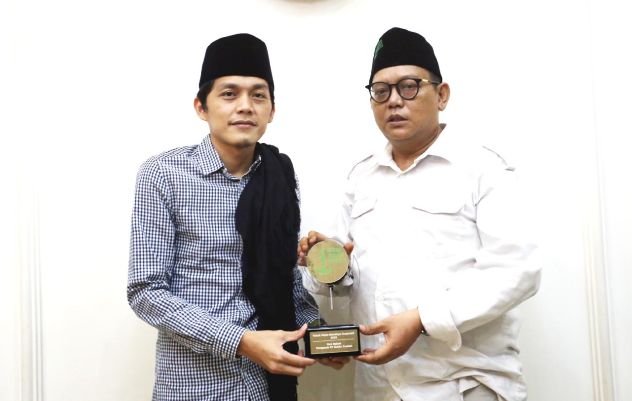 Ketua Umum FJN, Muhamad Didi Rosadi, menyerahkan penghargaan kepada Gus Iqdam, di Majelis Ta'lim Sabilu Taubah, Blitar, Selasa (04/11/2025) dini hari. (Foto: Ali Masduki/jatimnow.com)