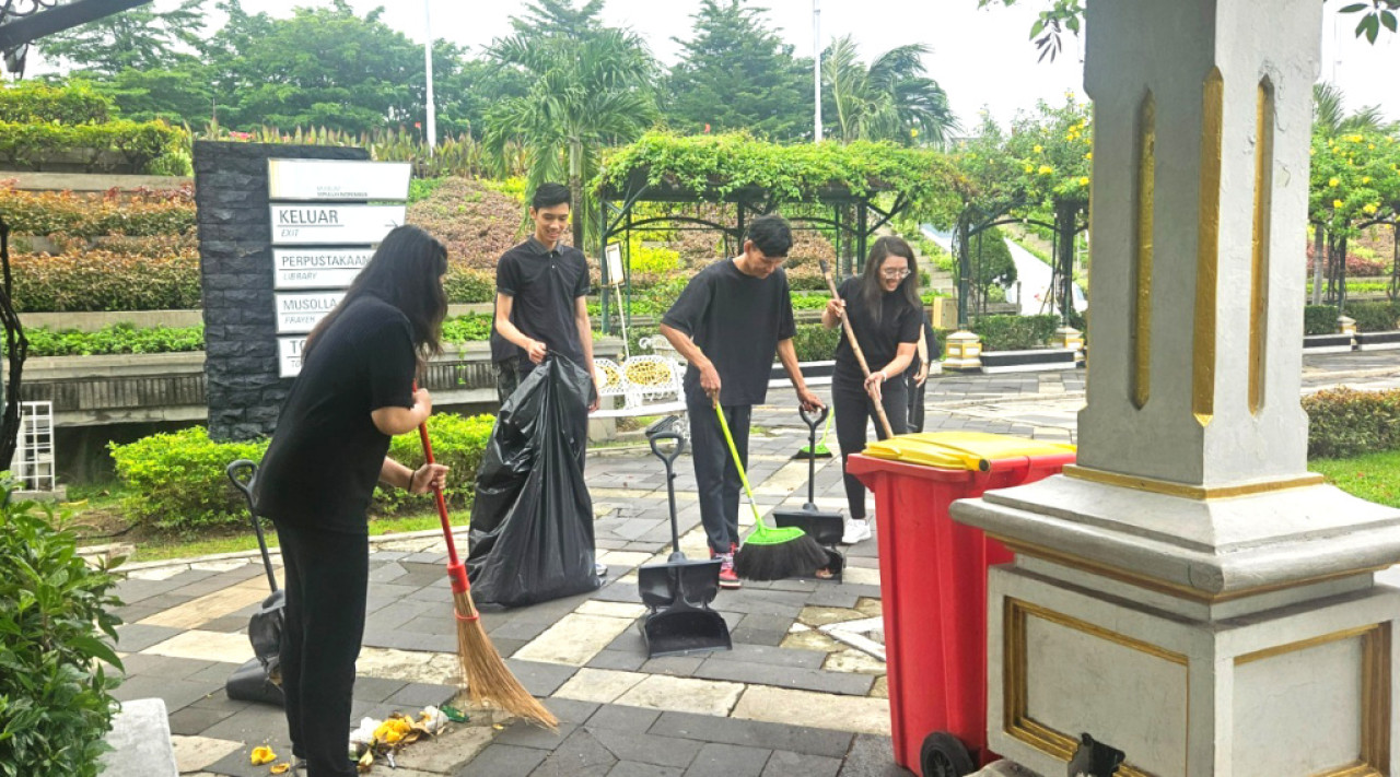 Seluruh manajemen dan staf hotel terjun langsung membersihkan taman, toilet umum, dan mushola di sekitar Tugu Pahlawan. (Foto/Hotel 88 for JatimNow.com)