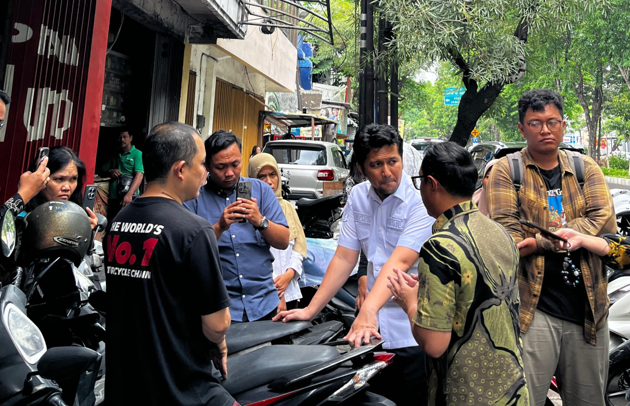 Wagub berdialog dengan pengunjung Bengkel Libra, lokasi yang ditunjuk Pertamina mengatasi masalah motor brebet di Jatim (foto: Asim for jatimnow.com)