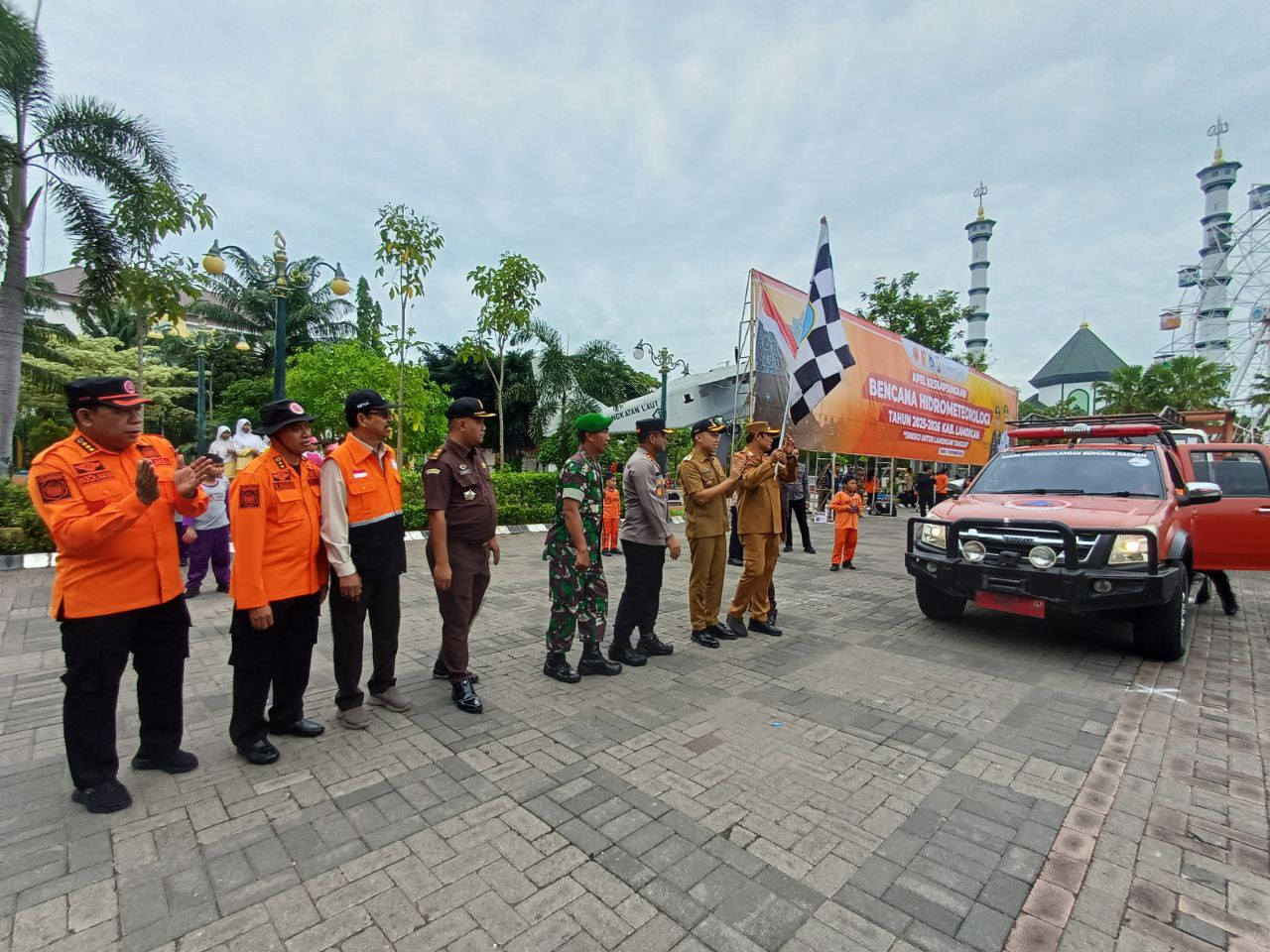 Foto: Bupati Lamongan bersama jajaran saan melepas personil seusai apel siaga bencana hidrometeorologi. (Adyad Ammy Iffansah/jatimnow.com)