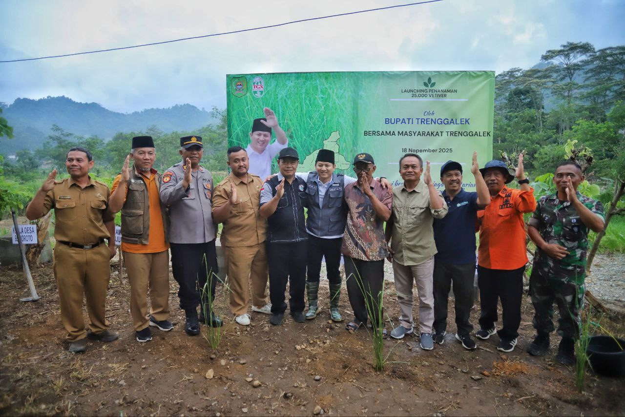 Mitigasi Bencana, Bupati Trenggalek Tanam 25 Ribu Rumput Vetiver