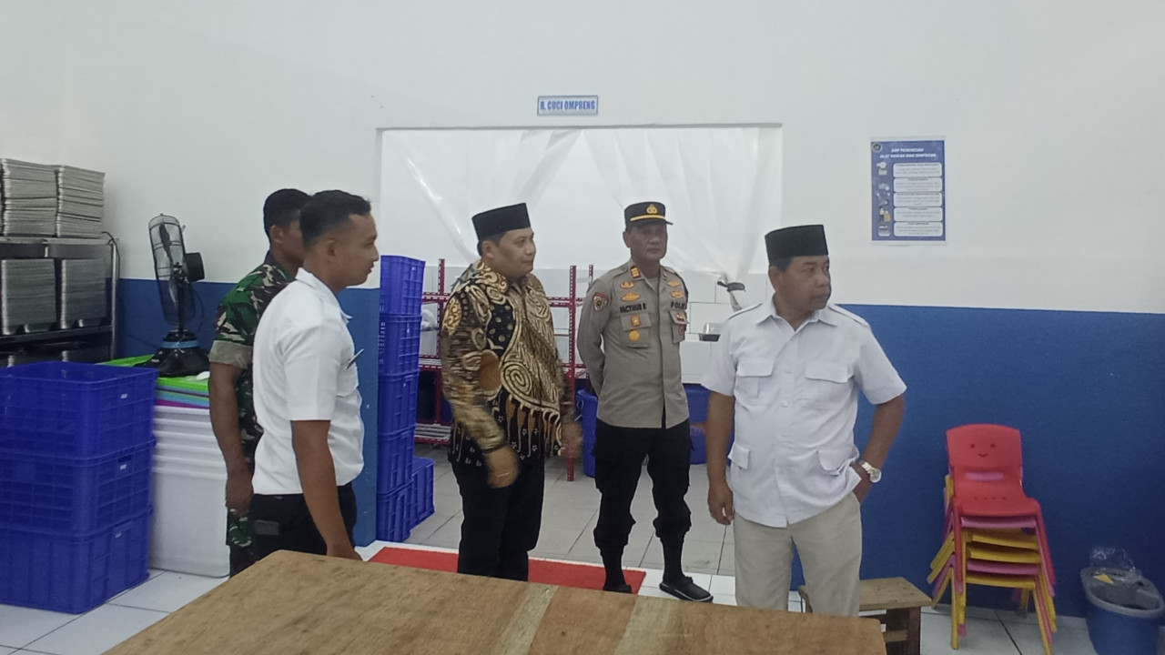 Anggota DPRD Jatim Satib saat meninjau SPPG Lengkong Jember. (Foto: Sugianto/jatimnow.com)