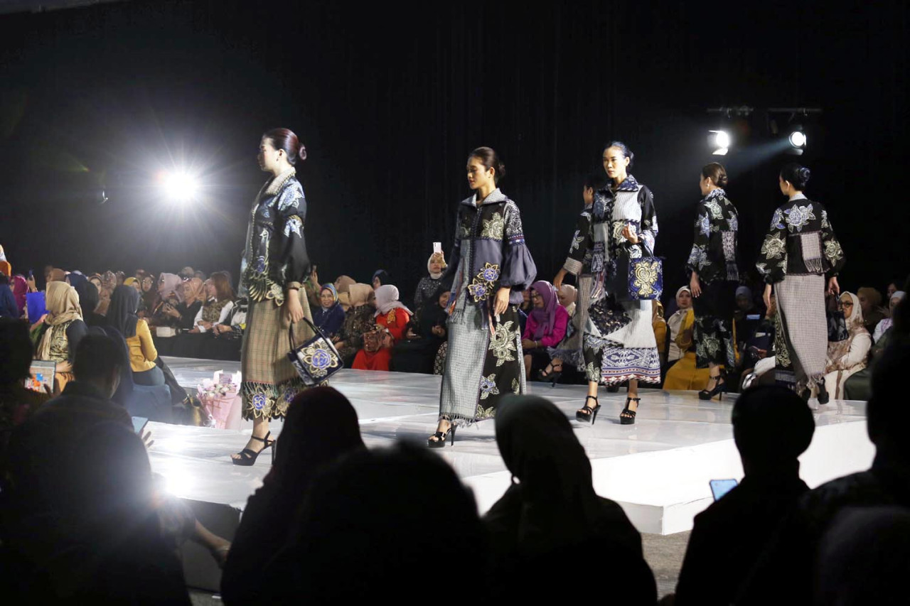 Deretan model memamerkan koleksi busana dari "Yan Khurin by Hariyadi Wisnu" di panggung IWAPI Fashion Runway, Selasa (18/11/2025). (Foto: Ali Masduki/jatimnow.com)