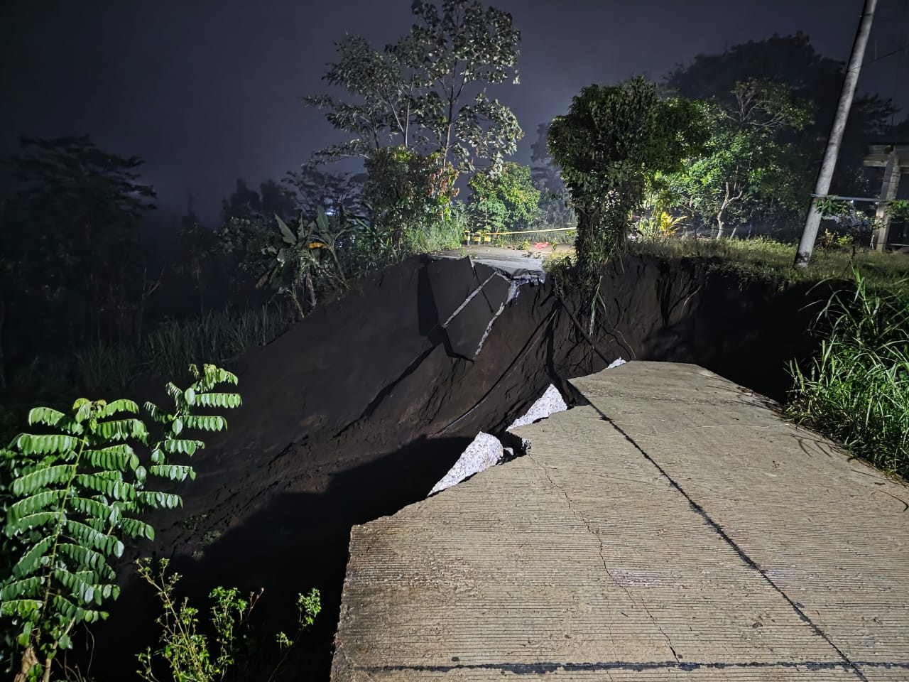 Foto: Akses jalan penghubung antar desa di Tulungagung yang putus. (BPBD/jatimnow.com)